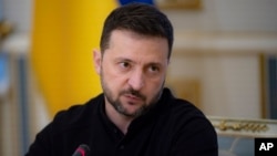 Presiden Ukraina Volodymyr Zelenskyy berbicara dengan wartawan Ukraina di Kyiv, Ukraina, Senin, 21 Oktober 2024. (Foto: via AP)