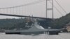 На цьому архівному фото патрульний корабель ВМС Росії «Василь Биков», який брав участь у зупинці та перевірці турецького судна у Чорному морі у серпні 2023 року, пливе в Босфорі на шляху до Середземного моря. Стамбул, Туреччина, 16 жовтня 2019 року. REUTERS/Yoruk Isik/File Photo