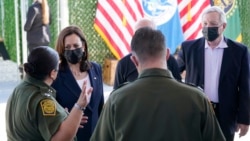 Wapres Kamala Harris (kedua dari kiri) berbicara dengan beberapa petugas imigrasi AS di El Paso, Texas (25/6).