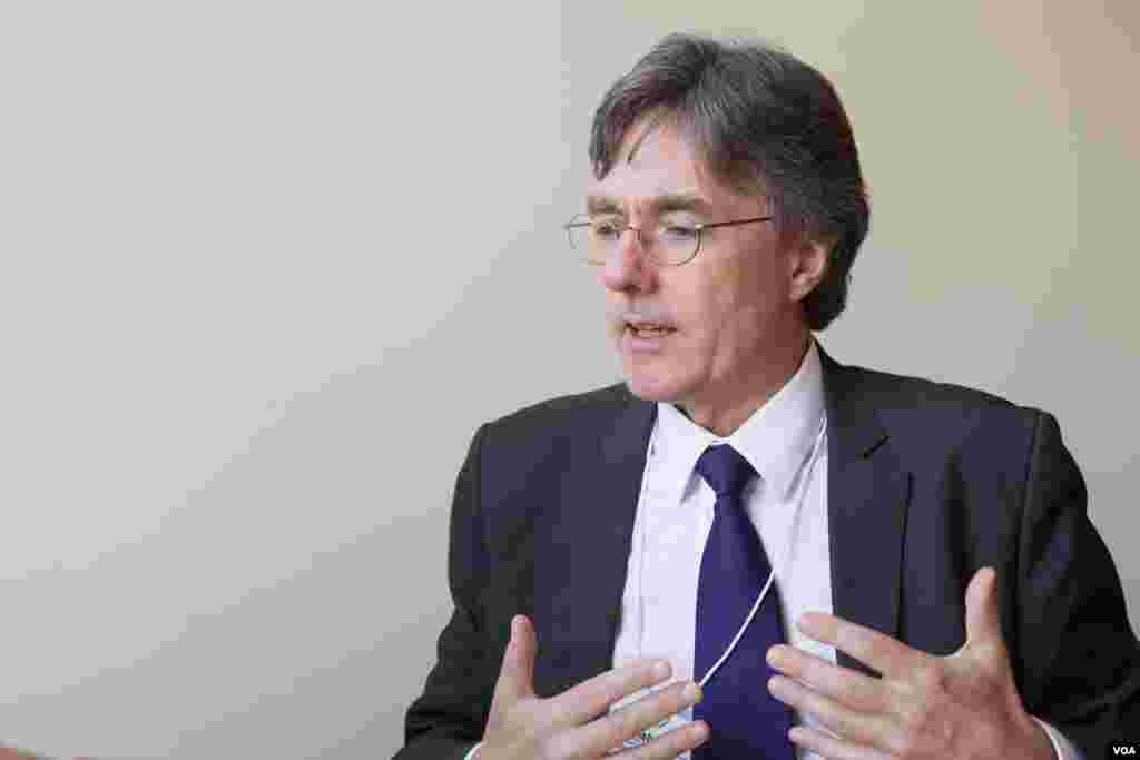 លោក Joachim von Amsberg អនុប្រធាន​នៃធនា​គារ​វិនិយោគ​​ហេដ្ឋារចនា​សម្ព័ន្ធអាស៊ី​ (AIIB) ផ្តល់​បទ​សម្ភាសដល់​ VOA​ អំពី​ទស្សនវិស័យ​របស់​ AIIB និងការរំពឹង​​របស់​លោកទៅលើ​សេដ្ឋកិច្ច​ក្នុង​តំបន់​អាស៊ី នៅវេទិកាសេដ្ឋកិច្ច​ពិភពលោក​ស្តីអំពីអាស៊ាន នៅរាជ​ធានី​ភ្នំពេញ ថ្ងៃទី១១ ខែឧសភា​ ឆ្នាំ២០១៧។ (ខាន់ សុគុំមនោ/VOA)