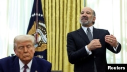 Дональд Трамп и Говард Латник в Овальном кабинете Белого дома, 13 февраля 2025 года