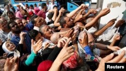 Egyptians push to buy subsidized sugar from a government truck after a sugar shortage in retail stores across the country in Cairo, Egypt, October 14, 2016. Picture taken October 14, 2016.