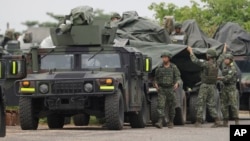 2024年8月26日台灣軍人在軍演中遮蓋反坦克飛彈運載車。