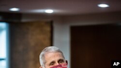 El doctor Anthony Fauci usa una mascarilla al llegr a una reunión en el Congreso estadounidense, el pasado 30 de junio.