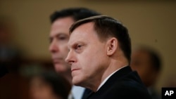 លោក Michael Rogers ប្រធាន​ទីភ្នាក់ងារ​សន្តិជាតិ​ (រូប​ខាង​មុខ) និង​លោក James Comey ប្រធាន​ស្ថាប័ន FBI ផ្តល់​សក្ខីកម្ម​នៅ​វិមាន​សភា Capitol Hill កាលពី​ថ្ងៃទី២០ ខែមីនា ឆ្នាំ២០១៧។