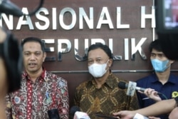 Wakil Ketua KPK Nurul Ghufron (kiri) dan Komisioner Komnas HAM Choirul Anam saat memberikan keterangan kepada wartawan di Jakarta pada Kamis (17/6). (Foto: Komnas HAM)