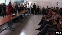 Maysoun Qawasmi talks to a crowd of workers at the Hibrawi mattress factory during a campaign for the upcoming Palestinian municipal elections. (VOA / R. Collard)