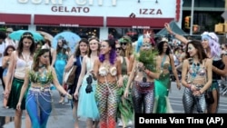 У Нью-Йорку пішки ходять навіть русалки, фото AP