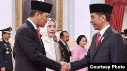 Presiden Joko Widodo melantik Letjen TNI Doni Monardo (kiri) sebagai Kepala BNPB, di Istana Negara, Rabu (9/1) (Courtesy: Setpres RI)