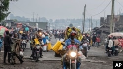 Watu waliokimbia makazi yao kutokana na mapigano ya M23 wakielekea katikati mwa Goma, Januari 26, 2025. Picha ya AP