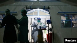 Perawat bersiap membantu pasien COVID-19 di tenda darurat sebuah rumah sakit di Jakarta, 24 Juni 2021. (Foto: REUTERS/Ajeng Dinar Ulfiana)