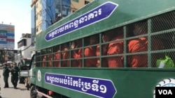 រថយន្តពន្ធនាគារ ដែលដឹកលោក រ៉ុង ឈុន ចេញពីសាលាដំបូងរាជធានីភ្នំពេញថ្ងៃទី១៥ ខែមករា ឆ្នាំ២០២១។ (ហ៊ុល រស្មី/វីអូអេ)