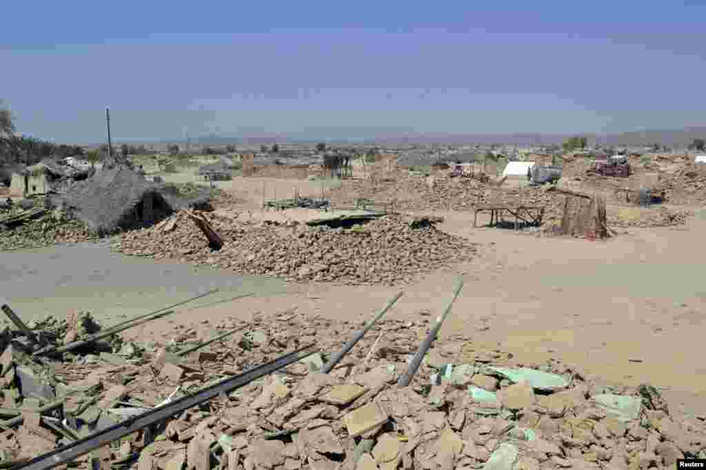 Reruntuhan rumah terlihat setelah roboh menyusul gempa di kota Awaran, barat daya Pakistan (25/9). (Reuters/Naseer Ahmed)