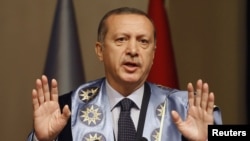 PM Turki Recep Tayyip Erdogan memberikan pidato di Universitas Yildiz di Istanbul soal serangan lintas batas Suriah (5/10).