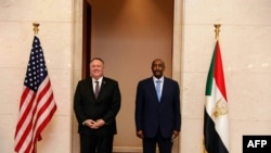 Menteri Luar Negeri AS Mike Pompeo (kiri) bersama Ketua Dewan Kedaulatan Sudan Jenderal Abdel Fattah al-Burhan di Khartoum, 25 Agustus 2020. (Foto: HO/Dewan Media Luar Negeri Sudan / AFP)