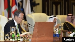 Sekjen PBB Ban Ki-moon (kiri) dalam Konferensi penggalangan dana kemanusiaan untuk Suriah di Istana Bayan, Kuwait (30/1).
