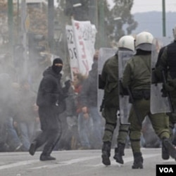 Polisi Yunani bentrok dengan para demonstran yang memrotes langkah penghematan pemerintah di Athena (10/2).