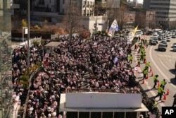 Yoon'a destek verenler de zaman zaman gösteriler düzenliyor.