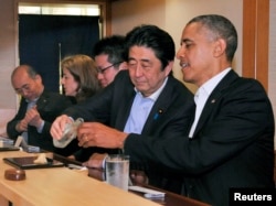 Thủ tướng Nhật Shinzo Abe (thứ hai từ phải sang) và Tổng thống Obama dùng bữa tối tại nhà hàng sushi Sukiyabashi ở Toyko, 23/4/2014