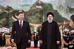 Presiden Iran Ebrahim Raisi dan Presiden China Xi Jinping di Balai Rakyat di Beijing, 14 Februari 2023. (Foto: via AP)