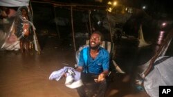 Afectados por el potente sismo que remeció Haití durante el fin de semana tratan de resguardarse de los aguaceros de la depresión tropical Grace en un campo de refugiados en Les Cayes, Haití, el 16 de agosto de 2021.