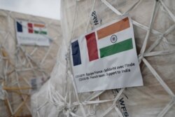 Pasokan medis yang akan dikirim ke India tampak di Bandara Roisy, di utara Paris. Diaspora India menggunakan kekayannya, pengaruh politik, dan keahlian untuk membantu India memerangi lonjakan kasus virus corona. (Foto:Lewis Joly/AP)