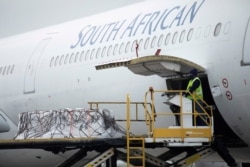 Pengiriman kedua vaksin Johnson & Johnson COVID-19 yang tiba di Bandara Internasional OR Tambo di Johannesburg, Afrika Selatan, 27 Februari 2021. (Foto: Kim Ludbrook via Reuters)