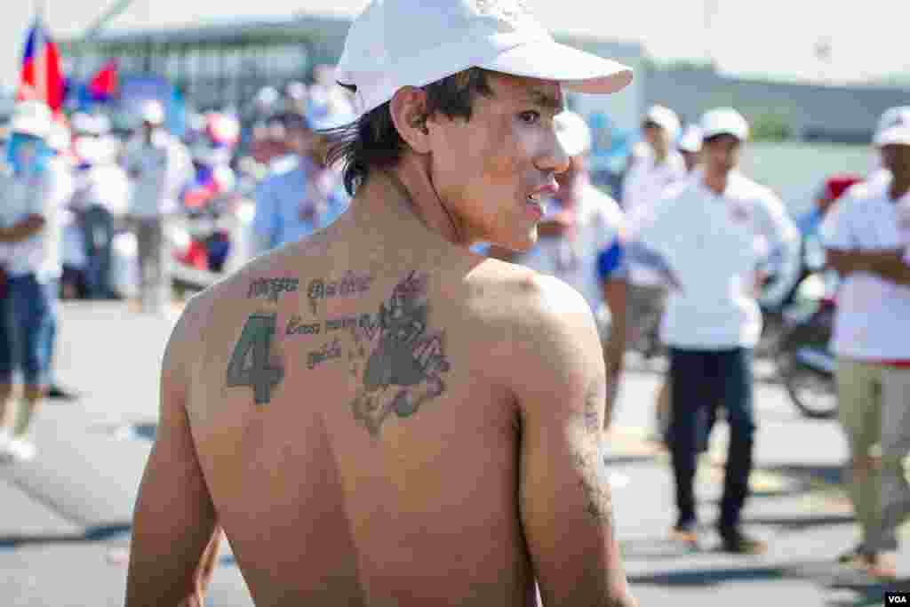 ប្រជាជន​កម្ពុជា​ ក្នុង​ការ​ជួបជុំ​មួយ​របស់​អ្នក​គាំ​ទ្រ​គណបក្ស​ប្រជាជន​កម្ពុជា​ មុន​ពេល​ដង្ហែ​ក្បួន​ឃោស​នាបោះឆ្នោត​ឃុំសង្កាត់​ថ្ងៃ​ចុង​ក្រោយ​នា​ថ្ងៃទី​០២​ខែ​មិថុនា​ឆ្នាំ២០១៧។​ ​បុរស​ម្នាក់​នេះ​ថា​គាត់​ត្រូវ​បាន​គេ​ហាមឃាត់​មិន​ឱ្យ​ចូលជិត​លោក​នាយក​រដ្ឋ​មន្ត្រី​ ​ហ៊ុន សែន​ ​ពេល​ដែល​លោក​ជួប​នឹង​អ្នក​គាំទ្រ​លោក​នោះ។​ (នៅ វណ្ណារិន/VOA)