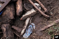 Zapatos vistos después de que las inundaciones arrasaron casas y personas, en Kamuchiri Village Mai Mahiu, condado de Nakuru, Kenia, el martes 30 de abril de 2024.