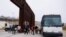 Agentes de la Patrulla Fronteriza de EEUU utilizan un autobús para transportar a los migrantes interceptados en la frontera con México, después de las nuevas restricciones impuestas por el presidente Joe Biden en San Diego, California, el 6 de junio de 2024. 