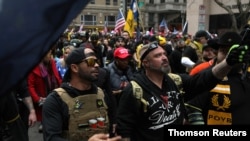 Los miembros del grupo Proud Boys, Enrique Tarrio, izquierda, y Joe Biggs marchan durante una protesta el 12 de diciembre de 2020 en Washington DC.