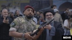 هیثم طباطبایی در کنار حسن نصرالله رهبر کشته شده حزب‌الله