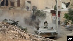 Kendaraan lapis baja APC di Harasta, timur laut Damaskus, Suriah (22/10).