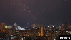 نمایی از حملات شب‌هنگام درون‌های روسی بر شهر کیف، پایتخت اوکراین