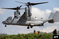 FILE - A US Air Force V-22 Osprey prepares to land near the command post prior to live fire drills on the last day of the annual US-Philippine joint military exercise at the former US traget range in Crow Valley, Capas town, north of Manila on May 15, 2014.