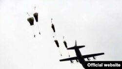 Izvedeni skokovi srpskih i američkih vojnih padobranaca, u Kovinu nedaleko od Beograda, 16. novembra 2017. (Foto: Ministarstvo odbrane Srbije)