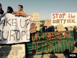 Protesters at Lesbos opposing the EU-Turkey agreement, April 4, 2016. (H. Murdock/VOA)
