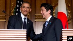 Prezident Obama va Yaponiya bosh vaziri Shinzo Abe matbuot anjumani so'nggida, Tokio, 24-aprel, 2014-yil