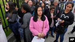 বোগোতায় যুক্তরাষ্ট্রের দূতাবাসের বাইরে গ্লোরিয়া ক্যামাচো একটি চিঠি নিয়ে দাঁড়িয়ে রয়েছেন যেখানে বলা হয়েছে, তার ভিসা সাক্ষাৎকার বাতিল করা হয়েছে। ফটোঃ ২৭ জানুয়ারি, ২০২৫।