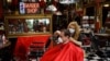 Un cliente acude a una barbería por primera vez en Miami, Florida, desde que las autoridades locales permitieran su reapertura.