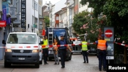 Polisi Swiss mengamankan lokasi terjadinya serangan di kota Schaffhausen, Senin (24/7). 