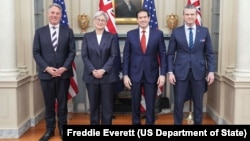 美国国务卿卢比奥在国务院与战争部长海格塞斯、澳大利亚副总理兼国防部长马尔斯及澳大利亚外交部长黄英贤共同发表讲话。(2025年12月8日)