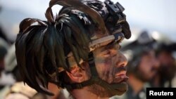 Вчитися з українцями та в українців рекомендують, зокрема, автори звіту GLOBSEC. На фото - італійський солдат під час навчань «Посилена пильність – 23» у Болгарії, у них беруть участь близько 1100 вояків з південних країн НАТО. 5 липня 2023 року. REUTERS