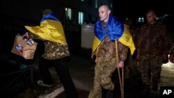 Український військовослужбовець Євген Ляшенко після повернення з російського полону під час обміну військовополоненими в невстановленому місці в Україні, 30 грудня 2024 року.