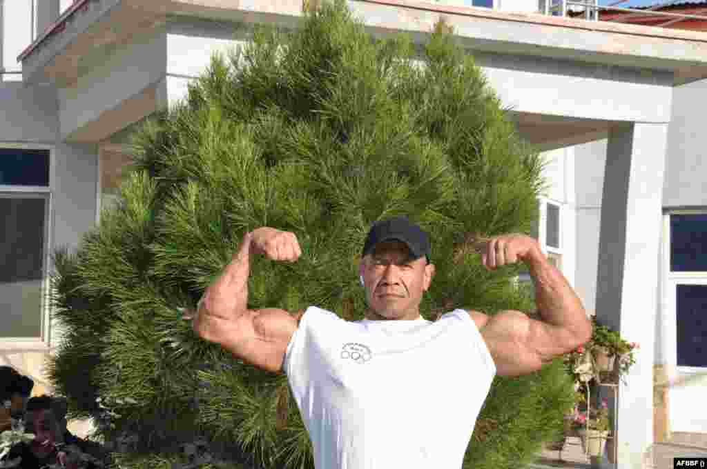 د افغانستان د بدن د ښکلا ملي فدراسیون د جنورۍ په ۲۳ (سلواغې ۴) د بدن د ښکلا د دوه ځلي نړیوال اتل عليرضا اساهي د مړینې خبر ورکړ.