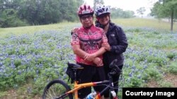Bambang Samudra dan istri bersepeda sambil mengunjungi taman bluebonnet di Texas (foto: courtesy).