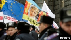 Đoàn người biểu tình ủng hộ việc hội nhập EU, cầm bức ảnh của nhà lãnh đạo đối lập đang bị tù Yulia Tymoshenko, 26/11/13