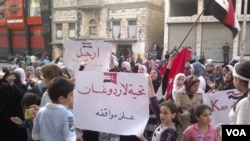 Perempuan dan anak-anak ikut dalam demonstrasi anti-pemerintah di Banias, Suriah, Selasa (3/5).