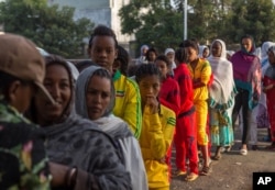 Voters queue early in the morning to cast their votes in Ethiopia's general election, in Addis Ababa, Ethiopia, May 24, 2015.