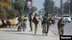 د سوریې د حکومت ضد ډلو جنګیالي د حلب په لارو کوڅو کې